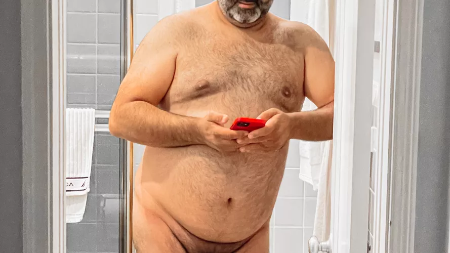 Imagine you catch Daddy coming out of the shower like this, what would you do? 😏