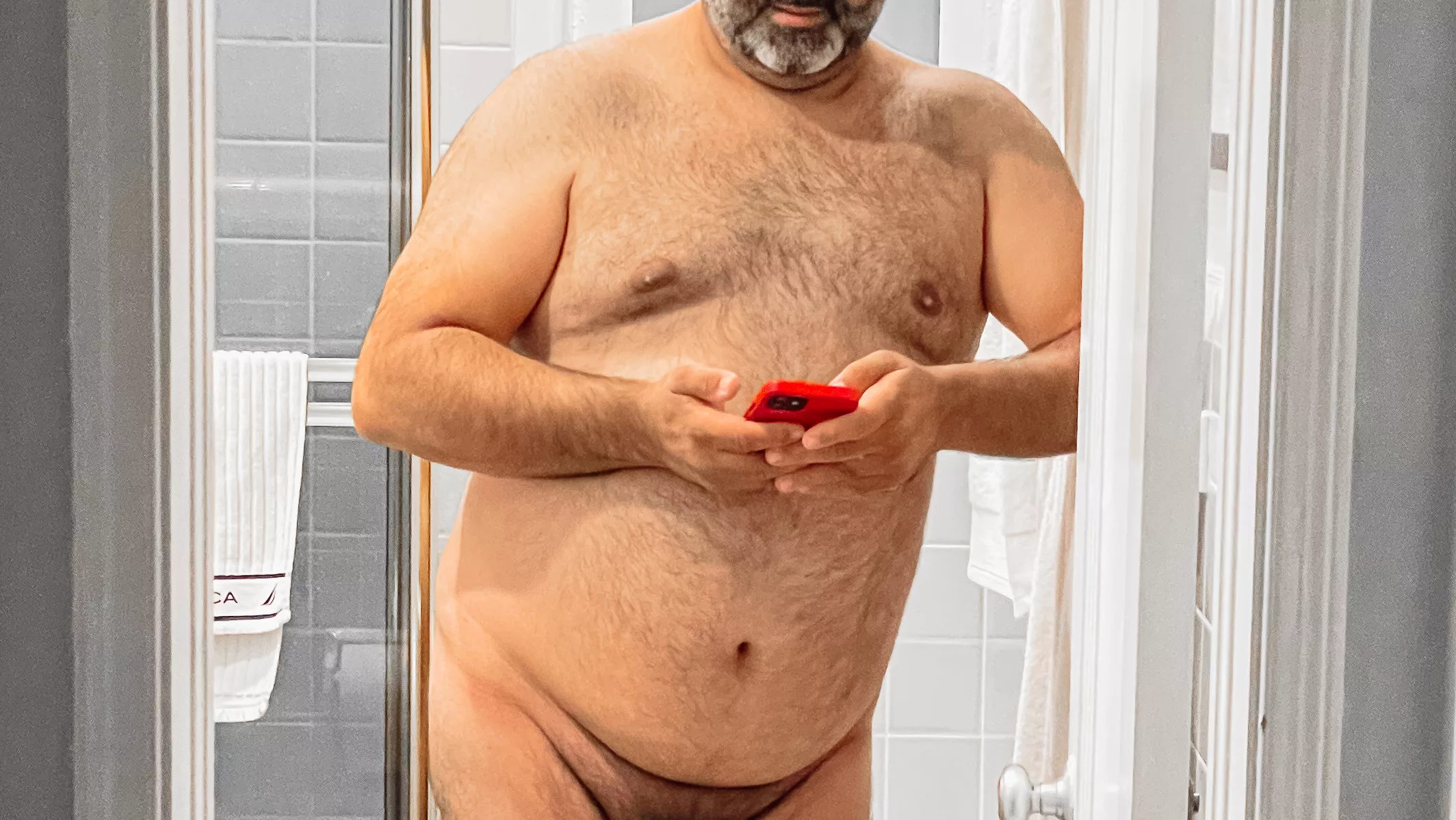 Imagine you catch Daddy coming out of the shower like this, what would you do? 😏