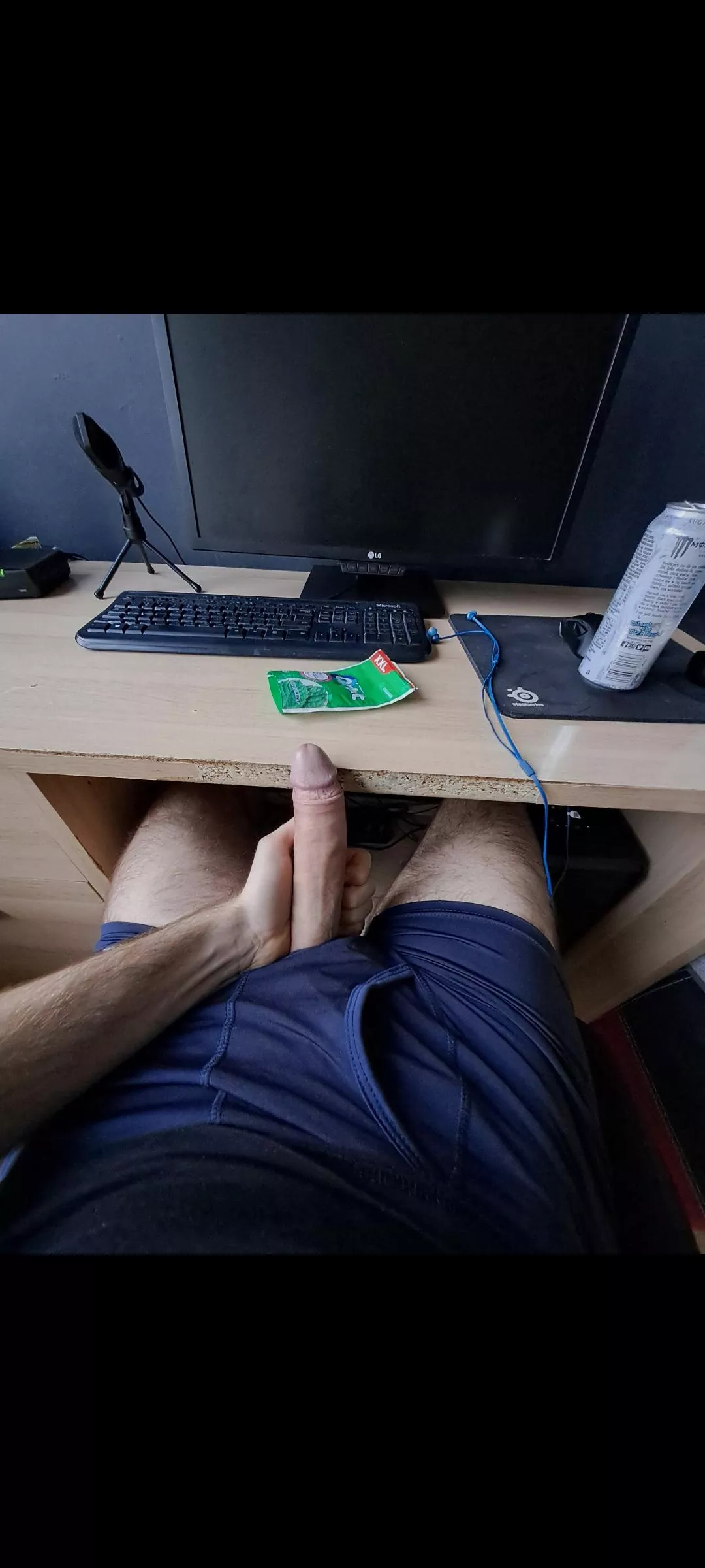 Let me know what you think about my fat cock 🤭