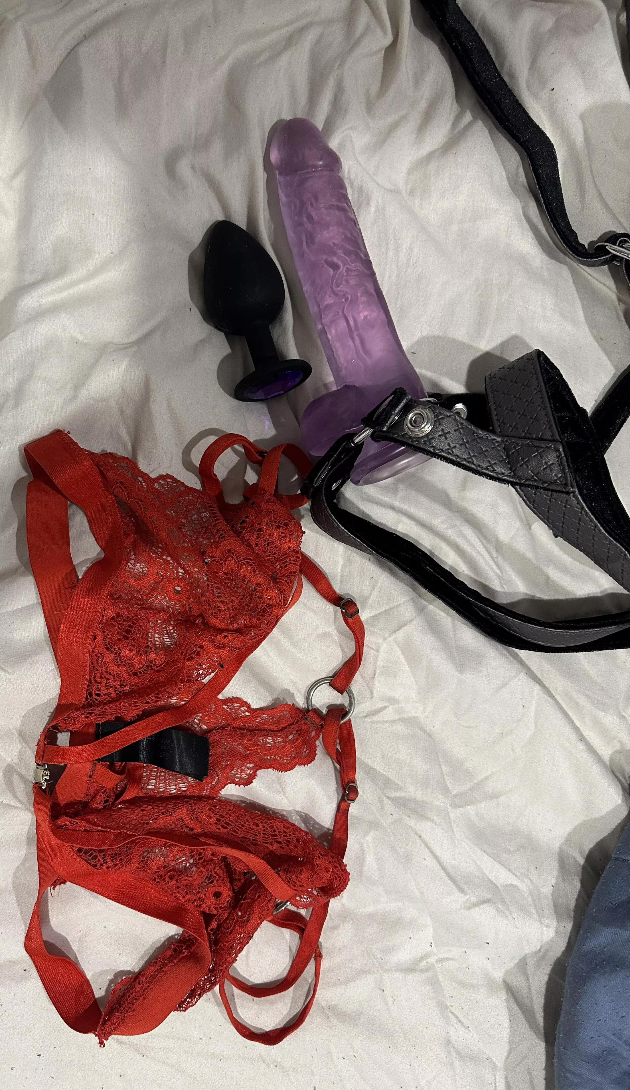 What I’m wearing and using to rearrange my boyfriend’s insides tonight 🍑