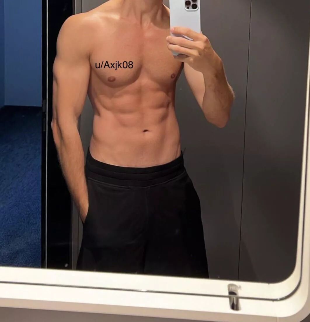 26 | Hung 9.5in Dom looking for fit jock subs. Other Hung jocks welcome. DM a pic for Snap.