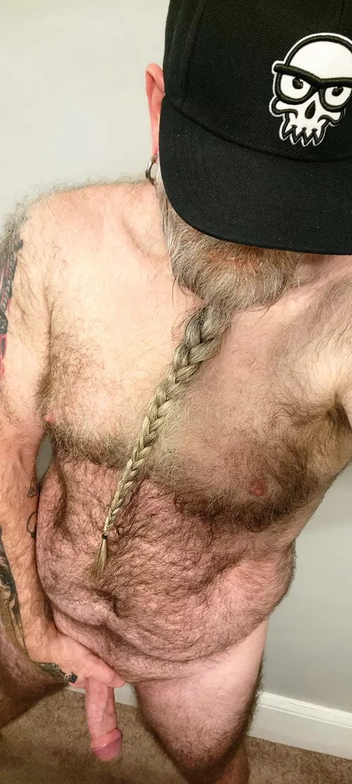 (46) Both with beards and with boners, size matters 😎