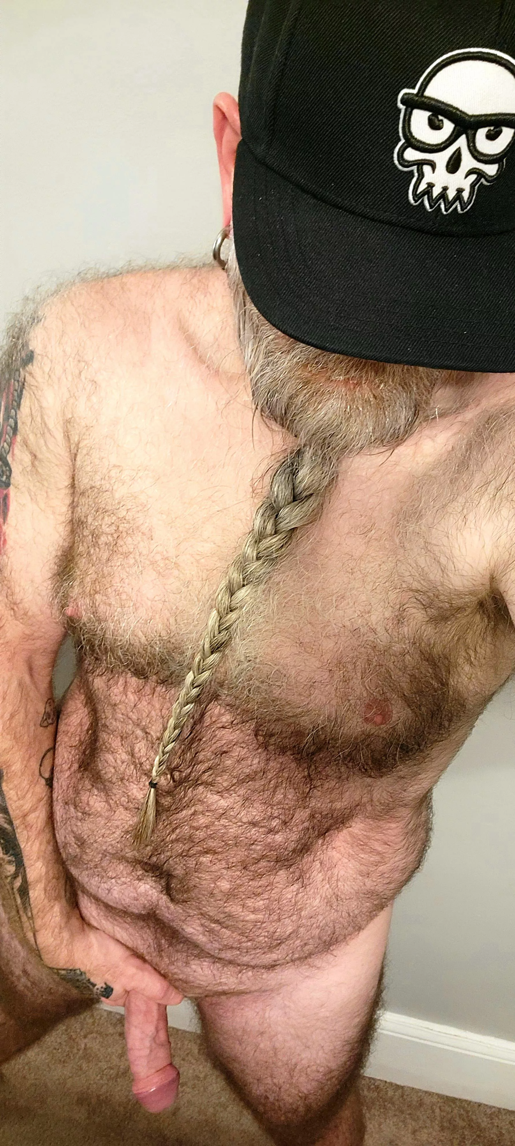 (46) Both with beards and with boners, size matters 😎