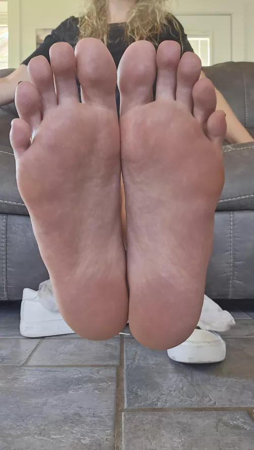 Come don't be shy...be my footstool 😉💋