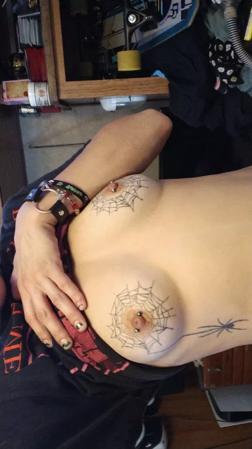 Come give my webs a little squeeze daddy