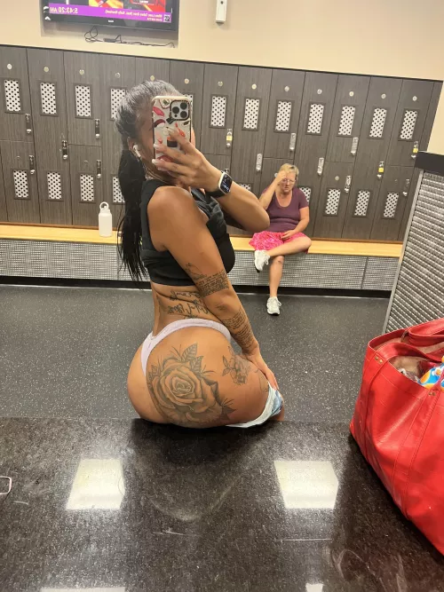 (f) This bystander didn’t like my sweaty panties, do you?? 🥺🥺