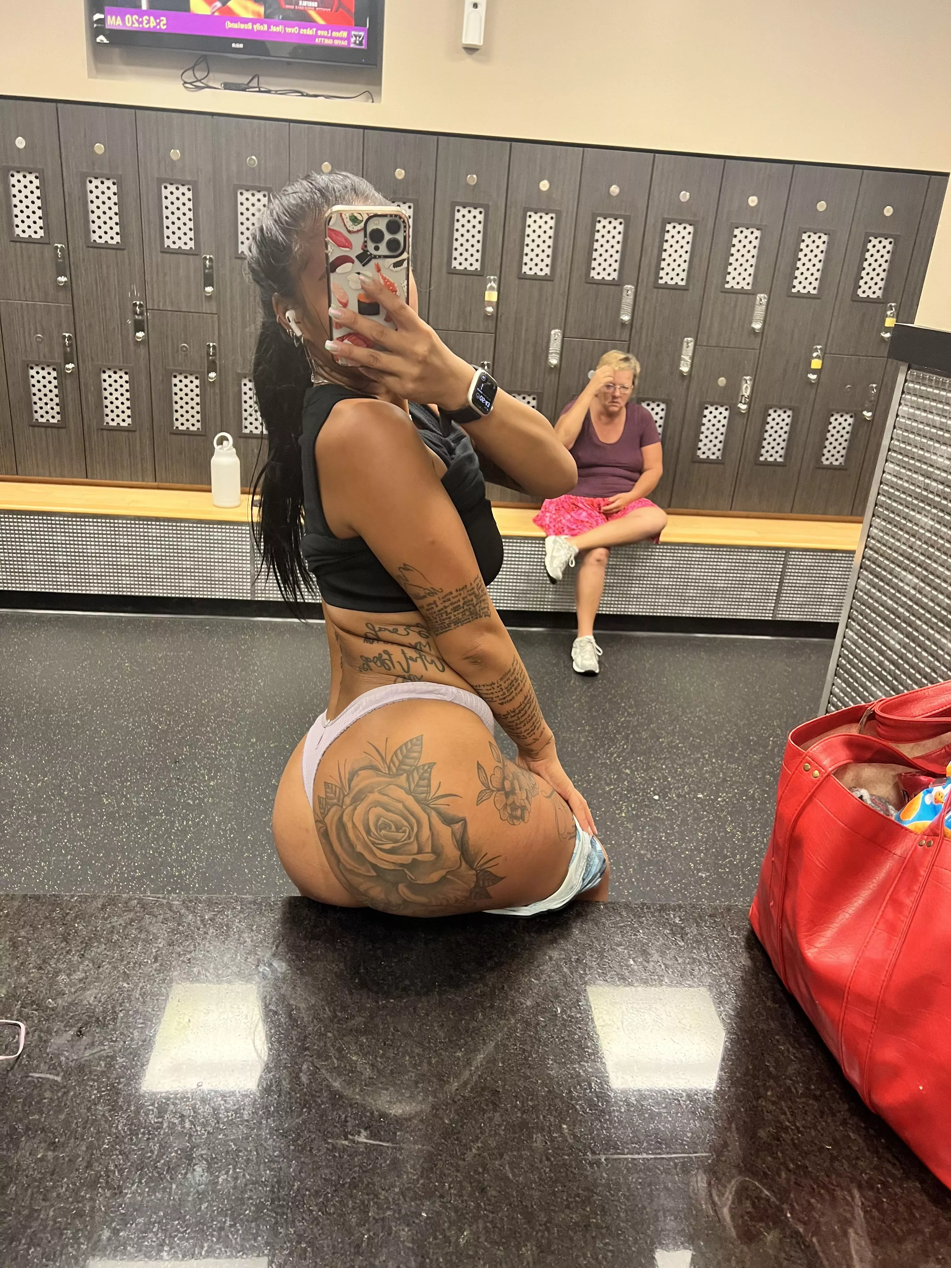 (f) This bystander didn’t like my sweaty panties, do you?? 🥺🥺