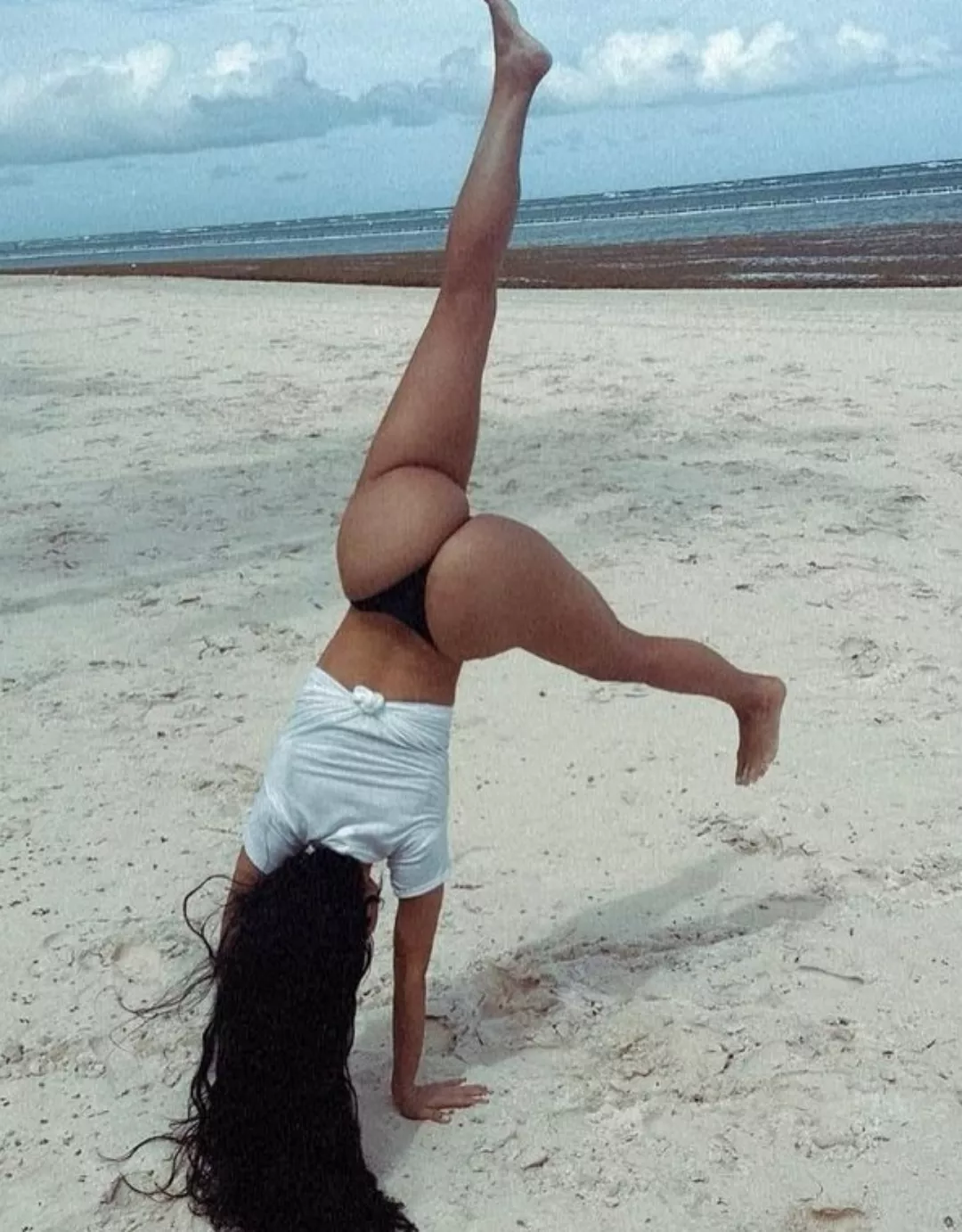 Her ass in this position would make me explode 🥵