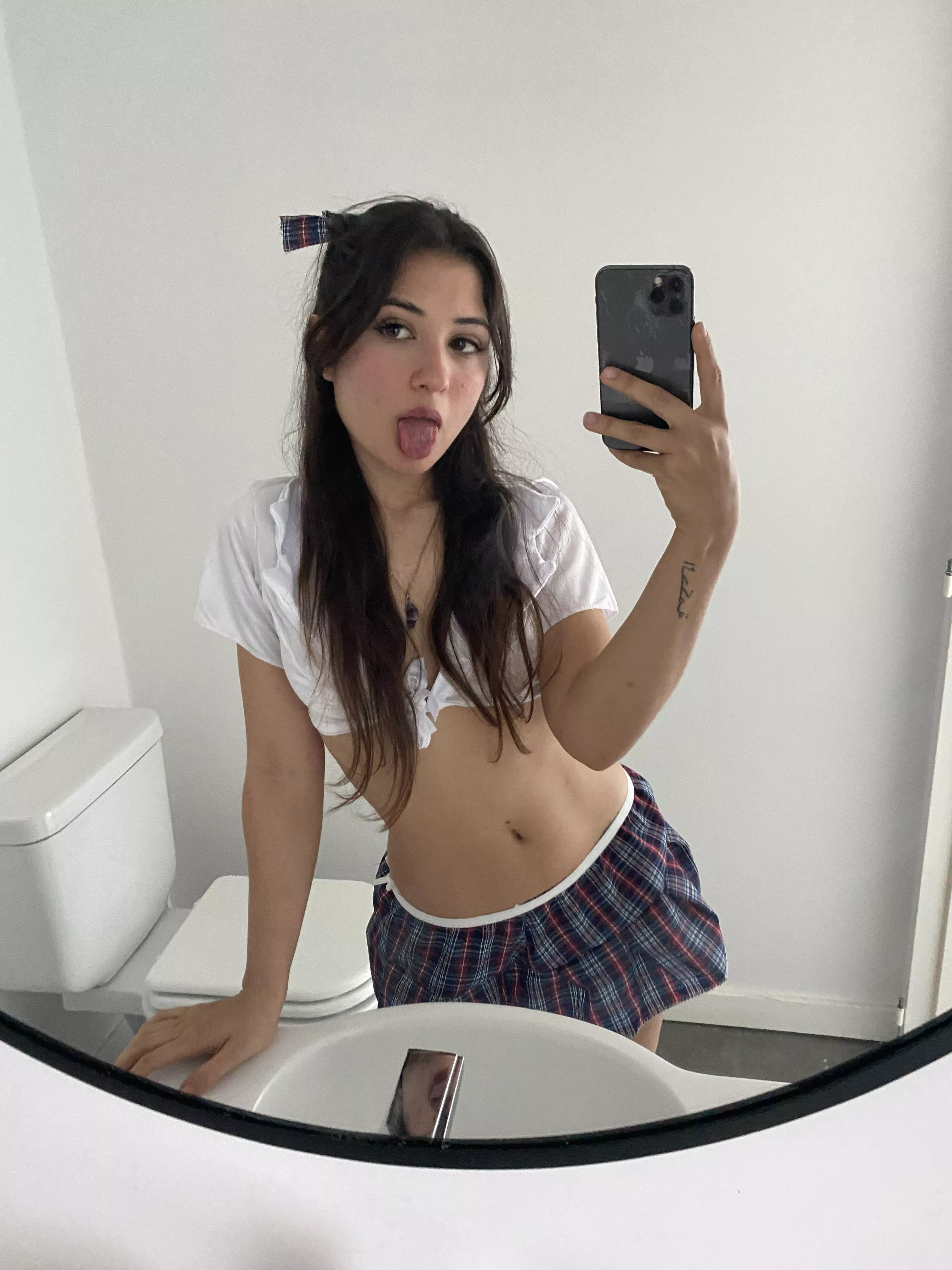 Hi, I'm your new favorite college teen girl :)