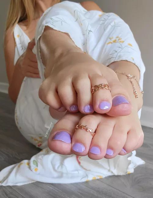 Let's set a timer for 2 minutes... You just sit there and feel my sweet toesies wiggling all over you, but you can't touch them at all😋 if you win, you'll get them for however long you want😋😋