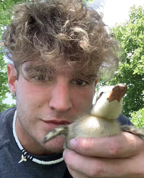 Lil dude says “good morning world” 🐥