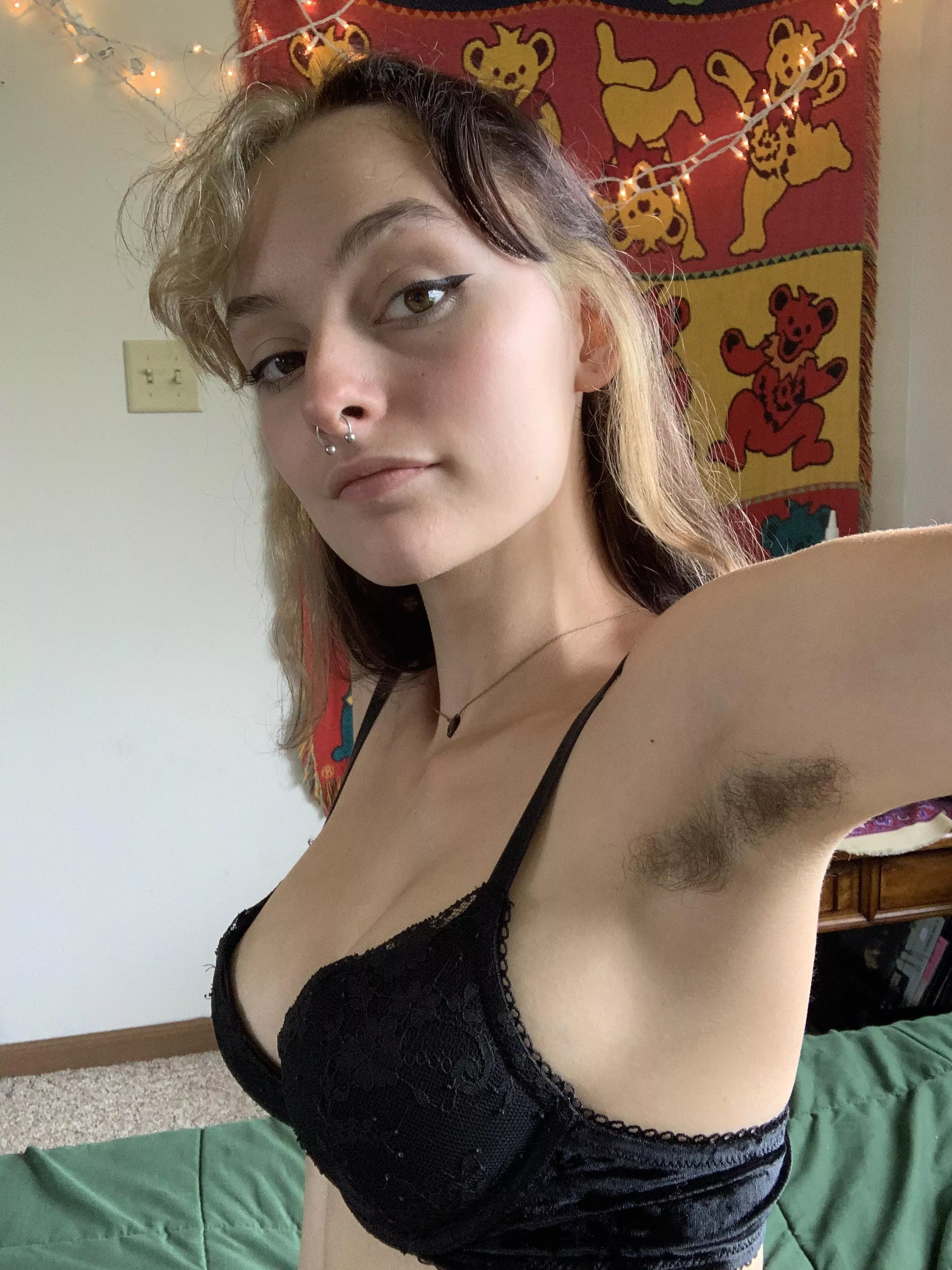 nice side view of my hairy pits 😉