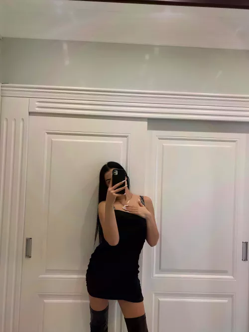 Only 18 yo but sharing my nudes with anyone is literally my hobby ;)