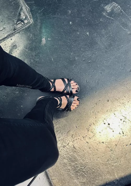 Waiting for the subway... would you stare ?