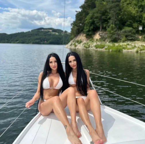 Who would like to see more of us? 👯👅👅💦