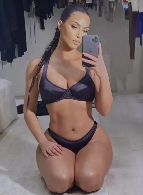 Woke up just now with a fat boner to the queen😈