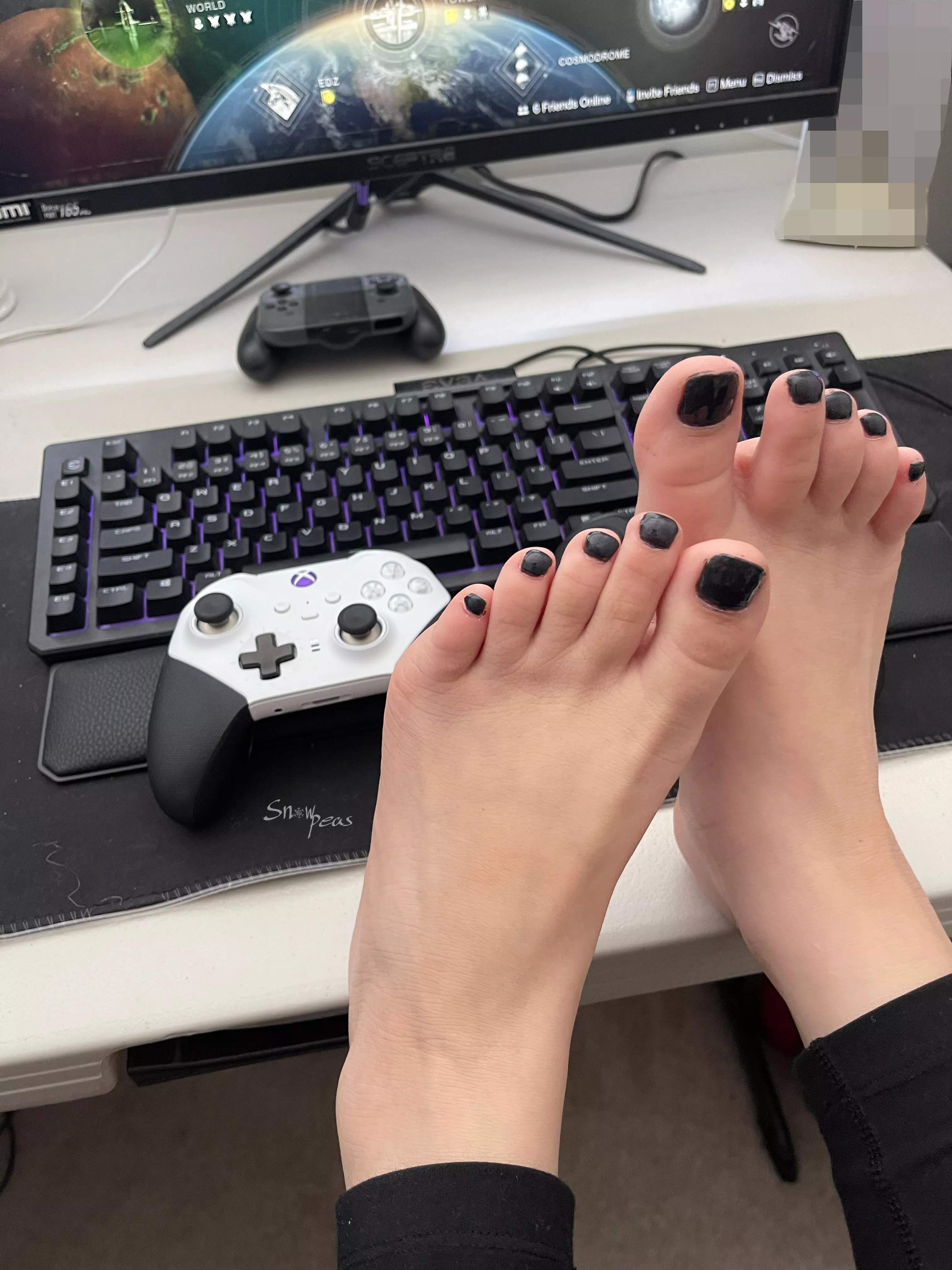 Would you like to worship my gamer feet? 😳🎮