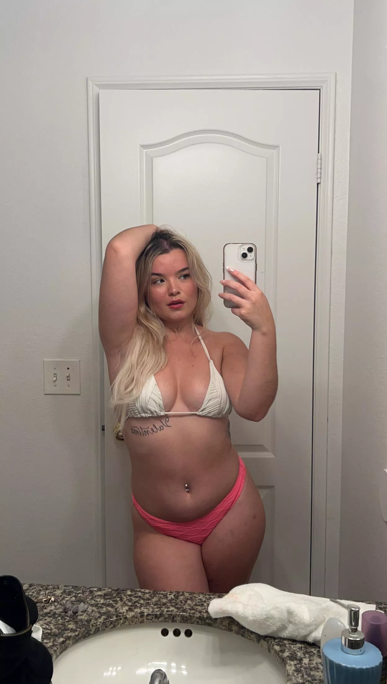 Blondes have the finest mirror selfies 💋