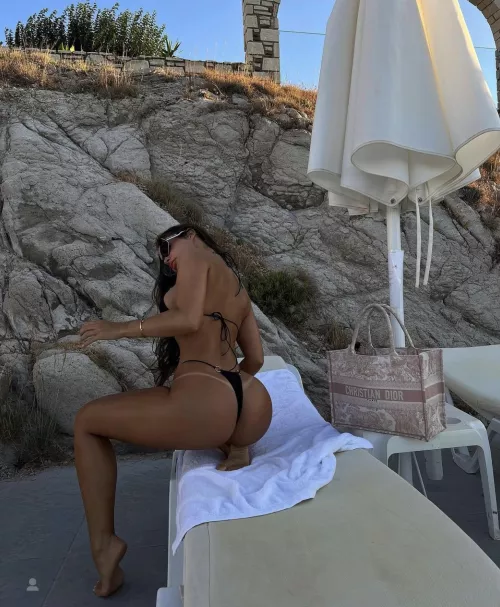 i need someone who can put some sun lotion on my ass