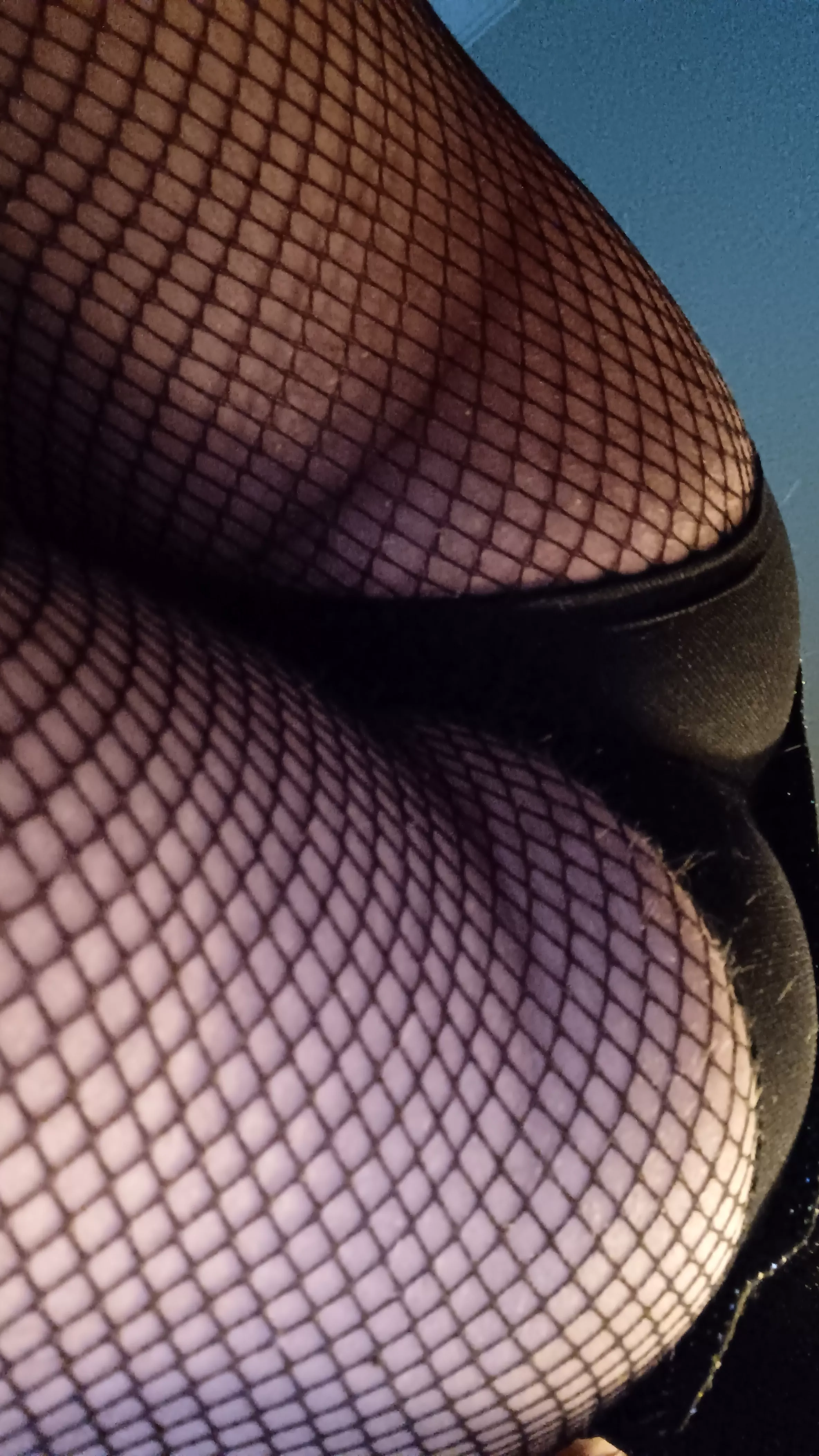 I'll let you spread my cheeks with your feet 🤗