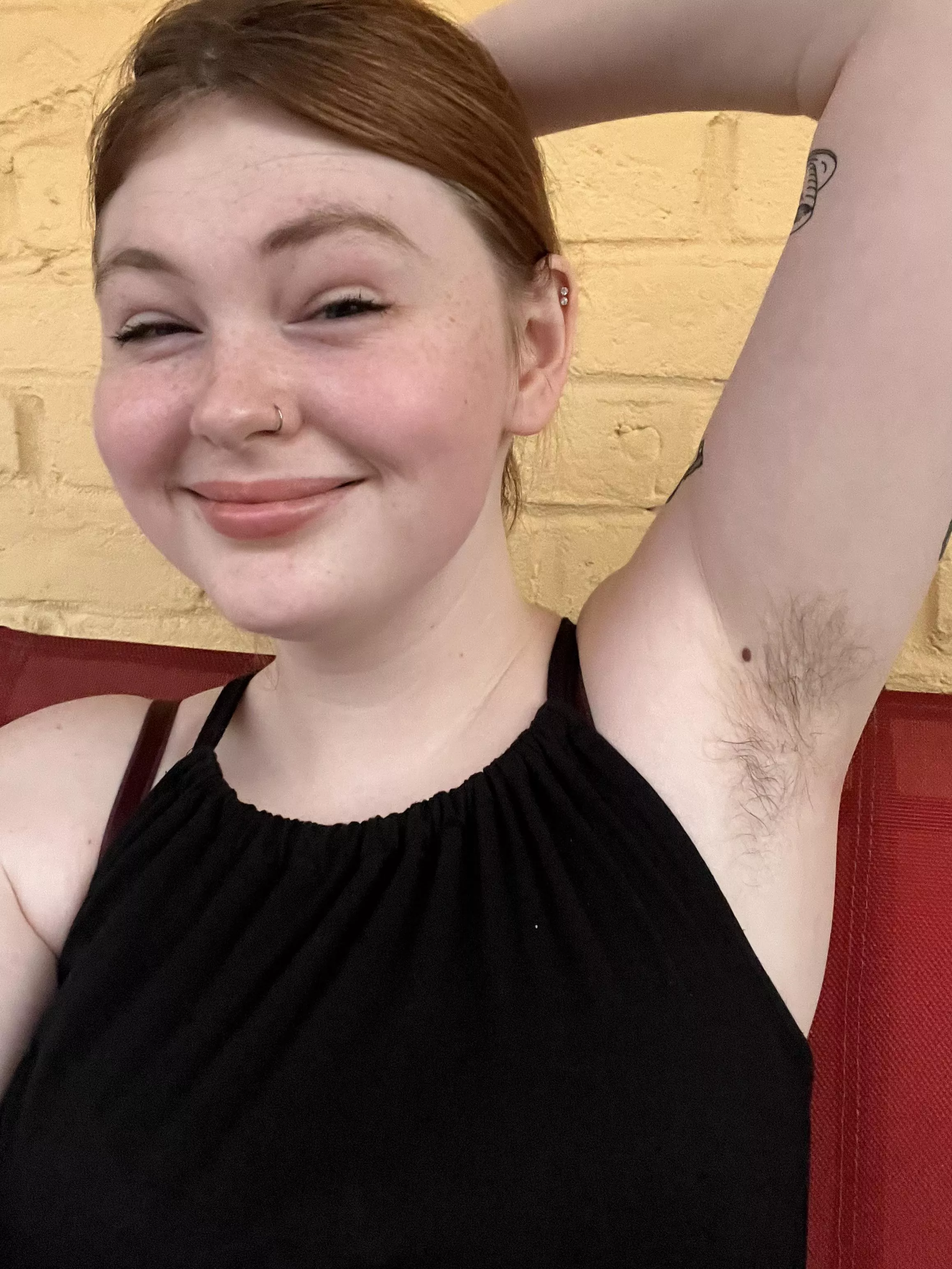 Just a pic before work, I work outside and I didn’t put deodorant on 🖤