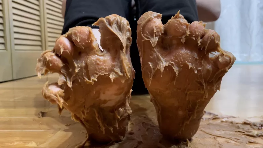 Need a good puppy to come clean the peanut butter from between my toes ;)