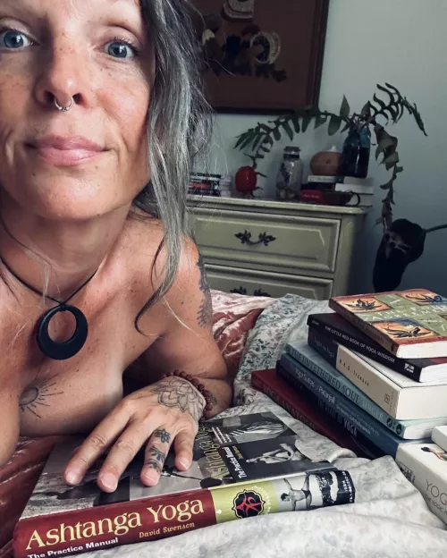 Slow mornings in bed. 🤓