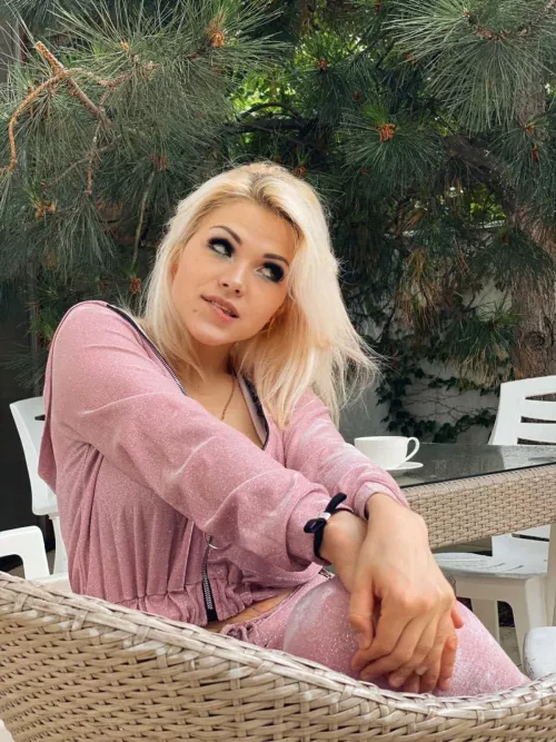 This girl wants to show you something