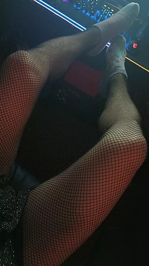 Who want to take my sock off for fet expose my toes 🫠👣