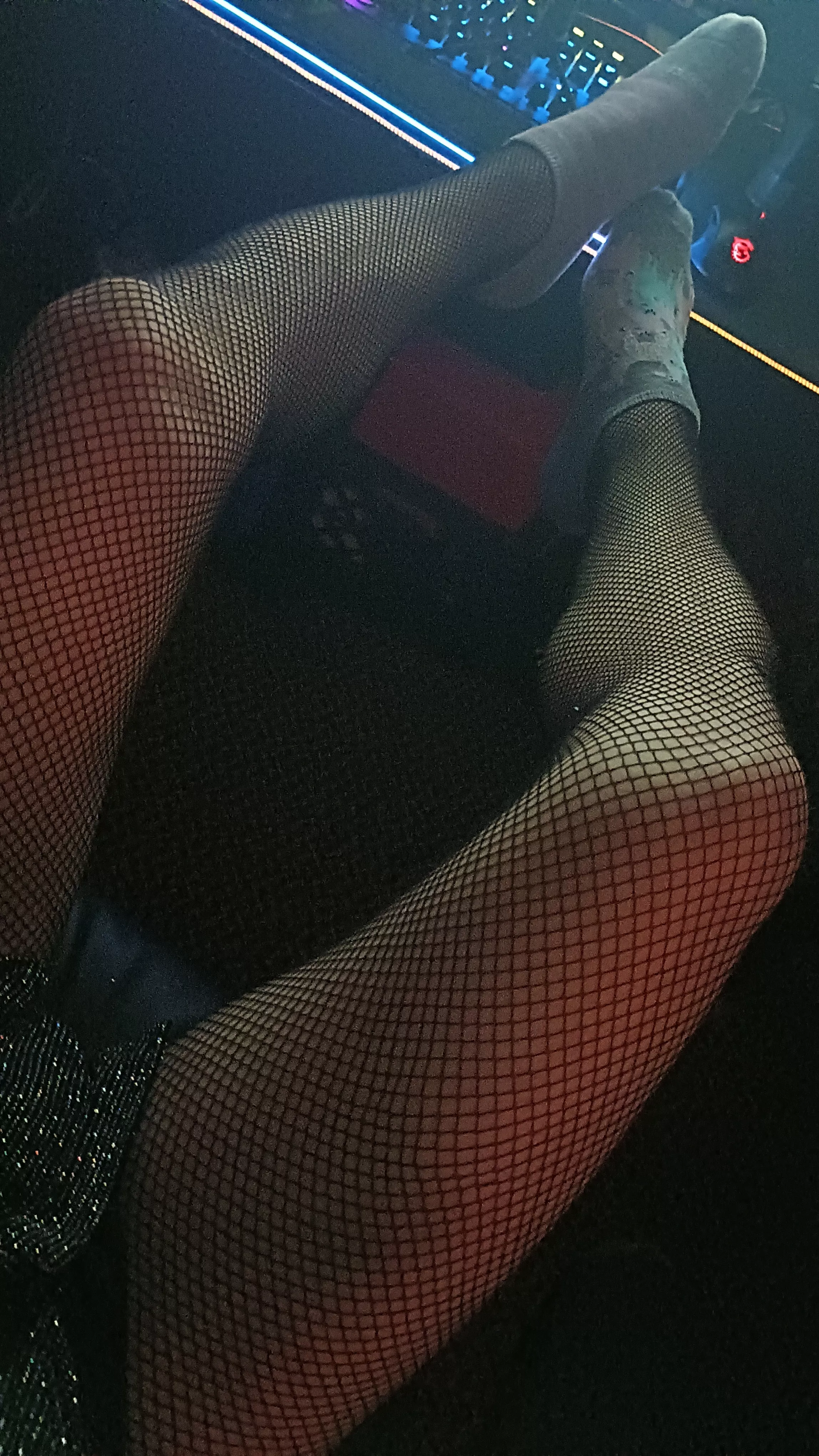 Who want to take my sock off for fet expose my toes 🫠👣