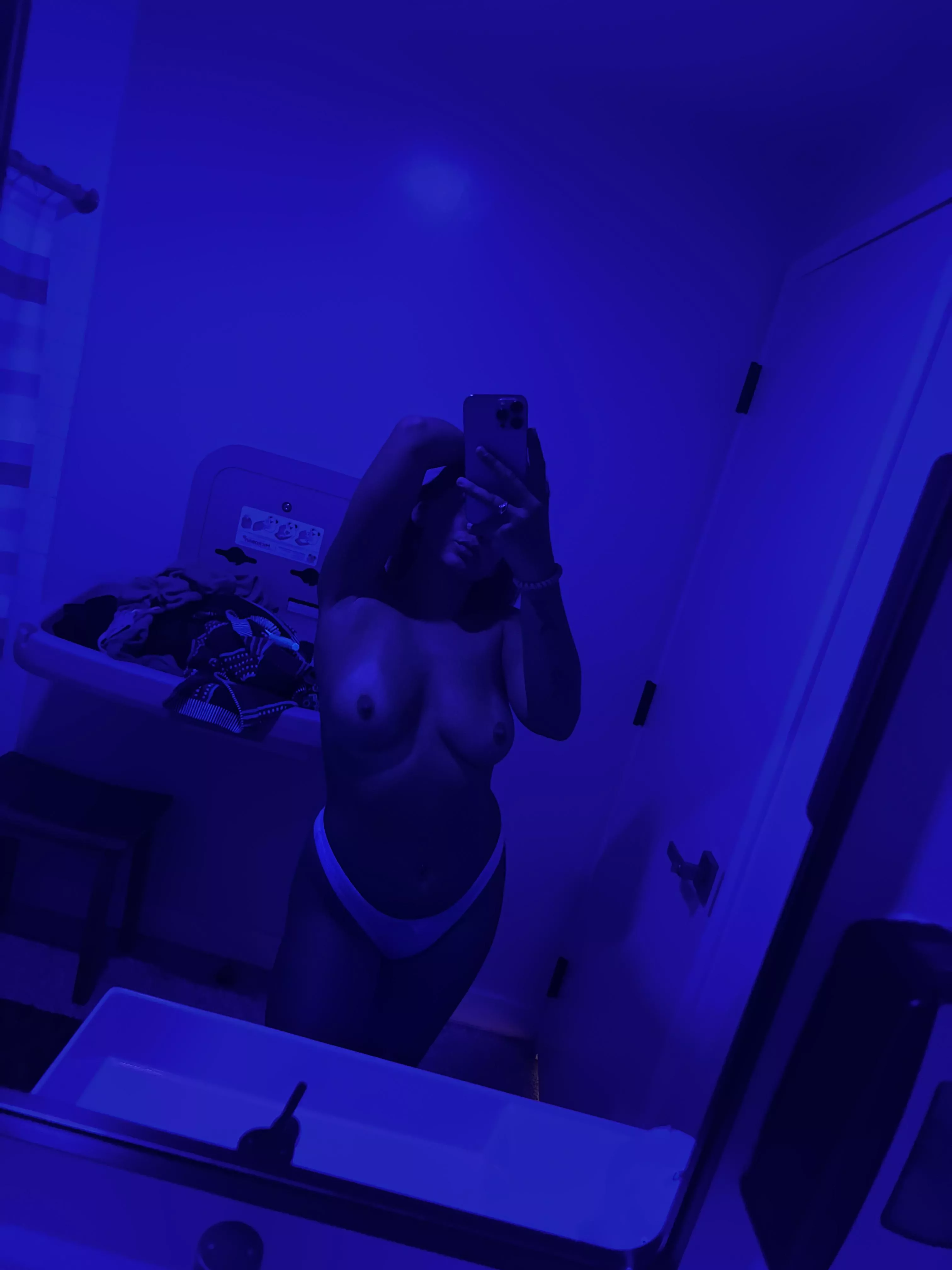 Another typical mirror selfie