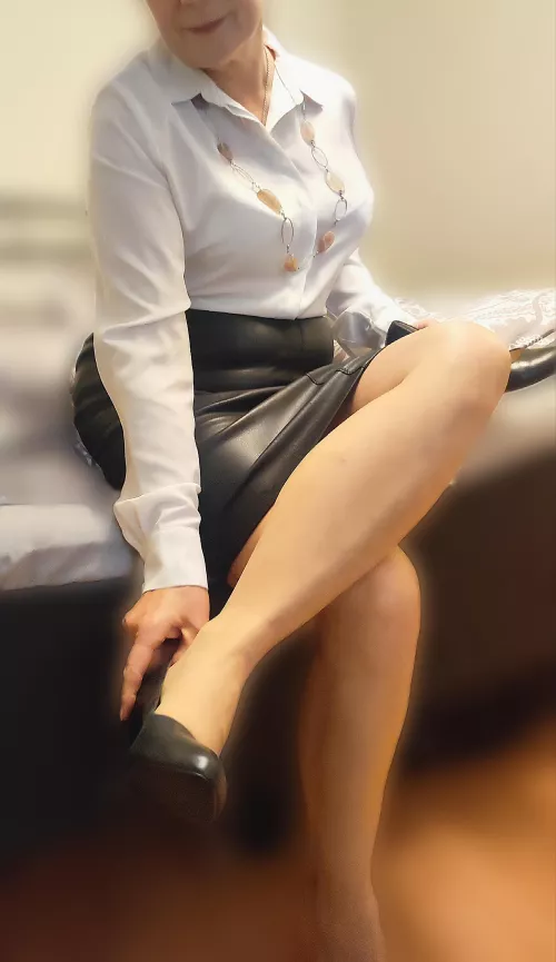 Going out for a date date with my boss, how do you like my outfit?