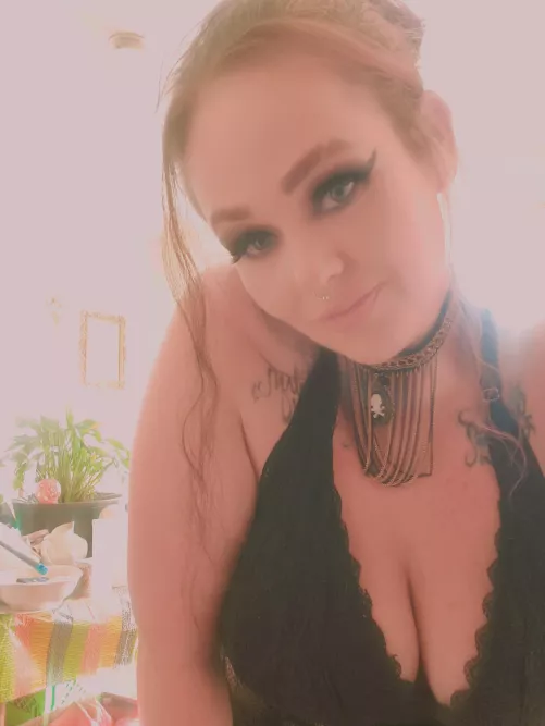 Have a bit of slack time at work tonight looking to make a little extra money, i have content and love customs and sexting 😈cum on and lets have some fun