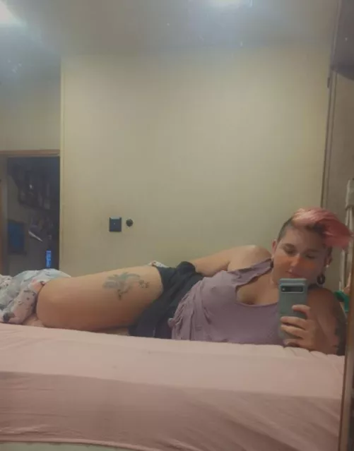 Looking for a Domme to rp