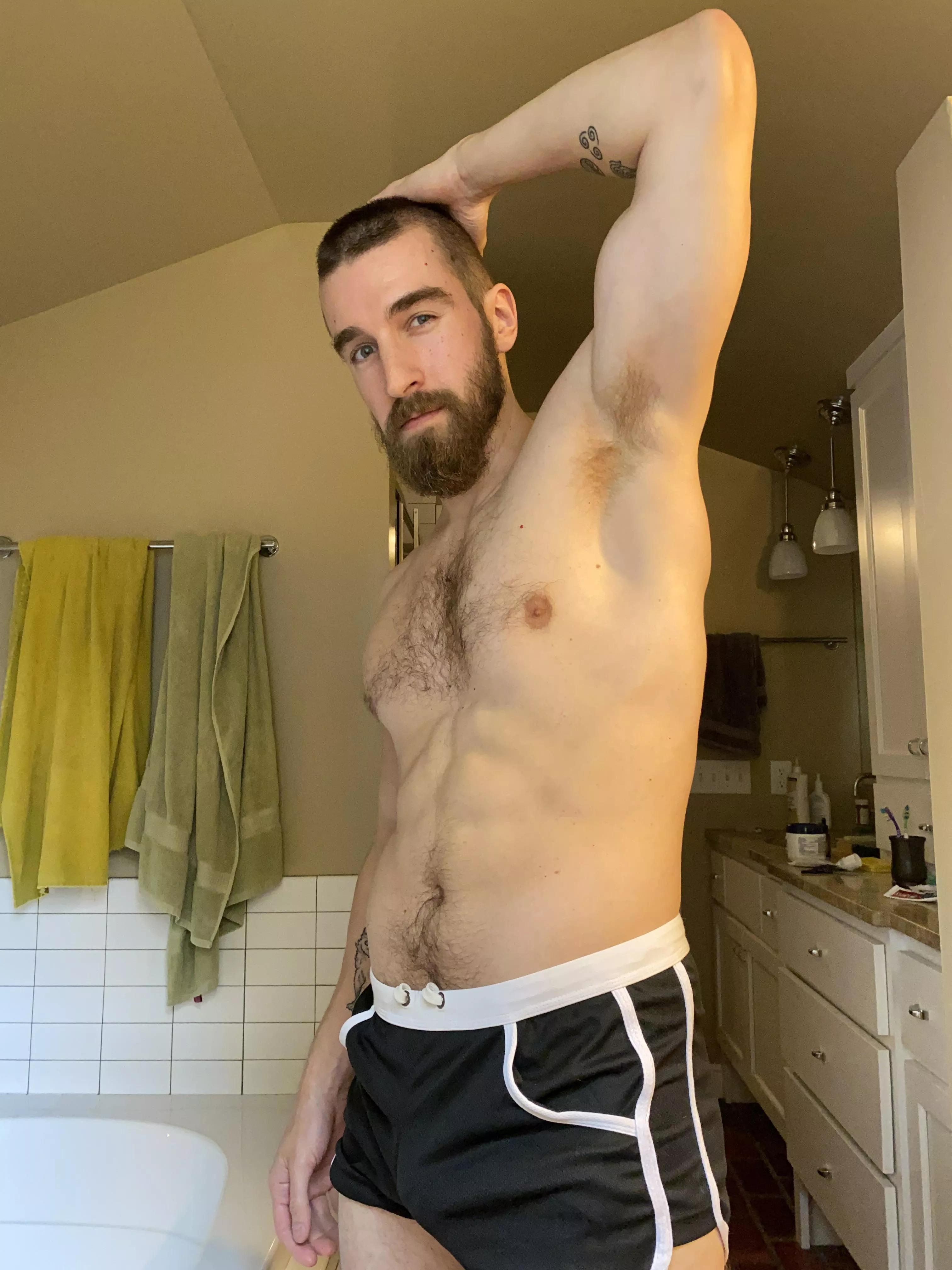 My own pits distract me sometimes 🥵