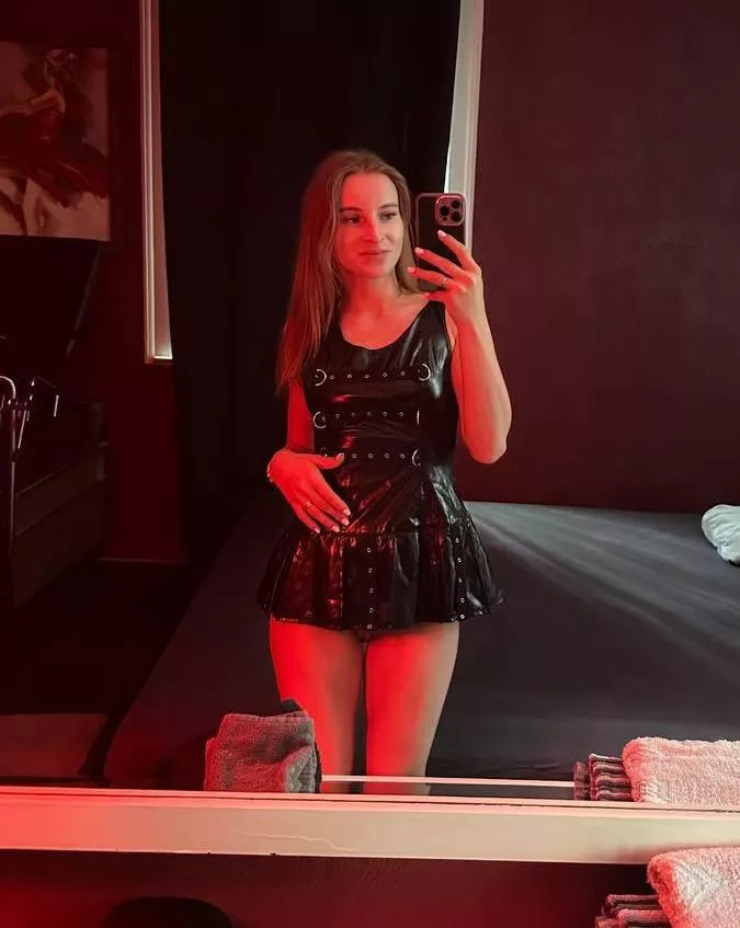 Who's going to be a good submissive tonight...?