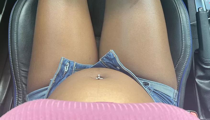 belly and thighs are getting bigger 🥵 need them to keep growing 😩