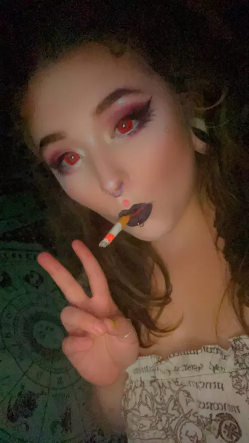 Do you wanna smoke with a hot goth milf ?😏😏