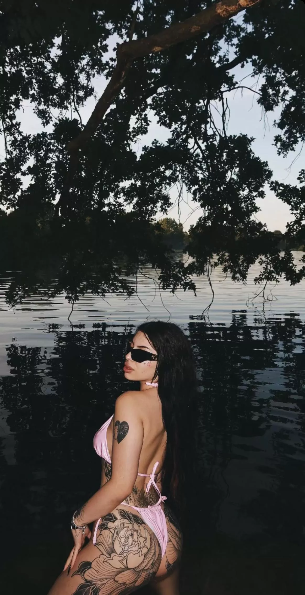 Drop a Y if you love thicc goths