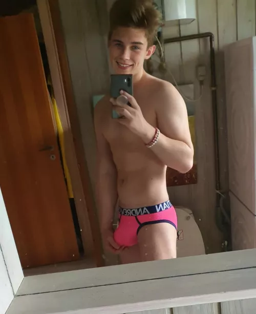 It's not the best pic, but my dick looks huge 😝🙈