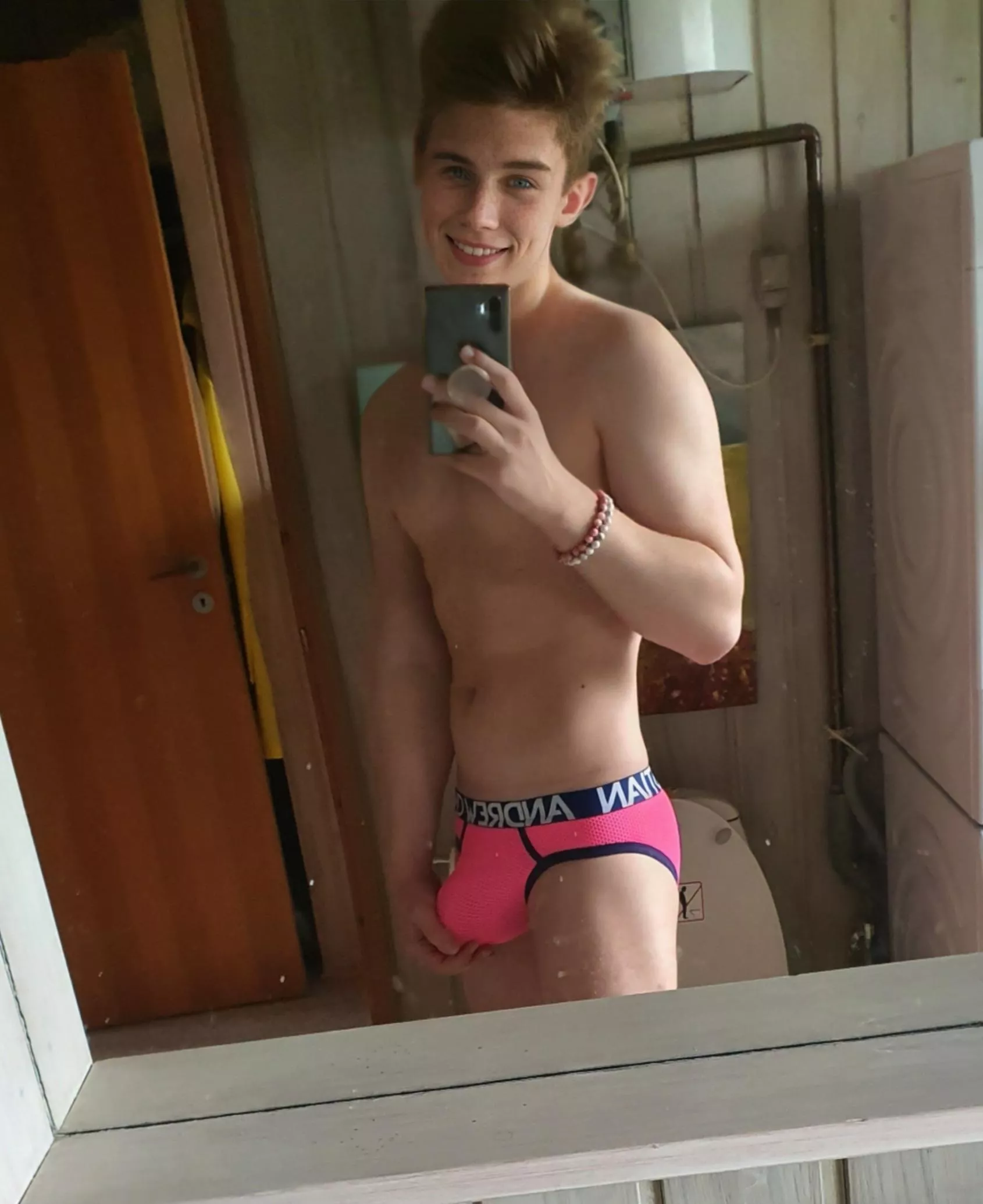 It's not the best pic, but my dick looks huge 😝🙈