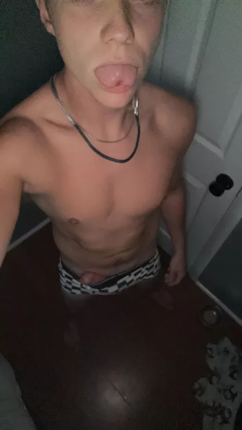 looking for str8 bros. 😈 i'm verse love biceps and hairy pits. be kinky. add ryan. ryan111 and send face for a response.
