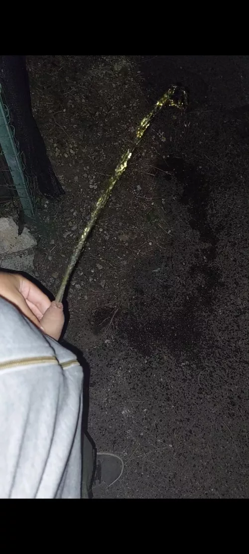 Peeing without pulling my foreskin back, I ended up wetting my hands 😆