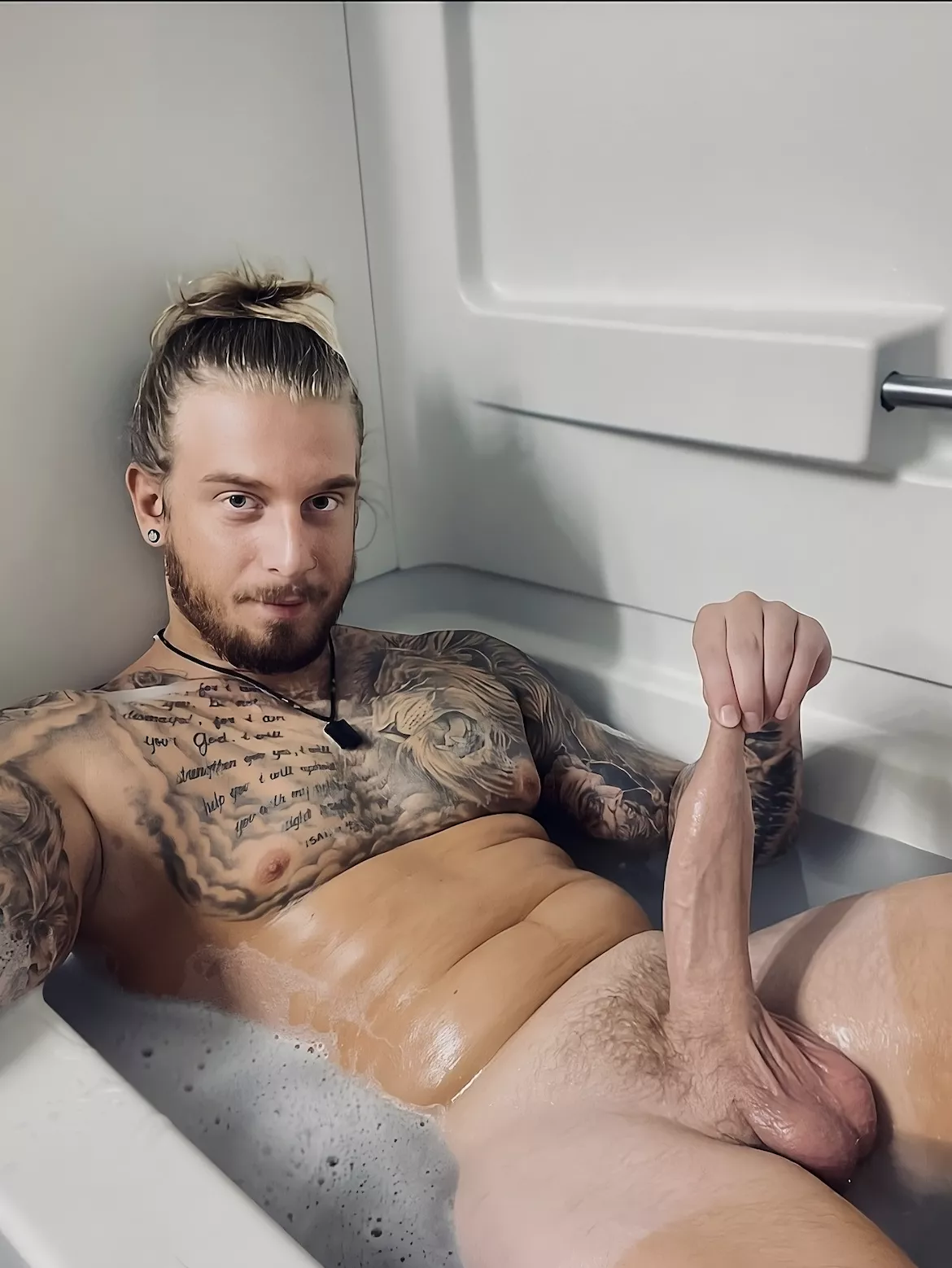 Say “natural” if you’d suck a 6ft3 guy's uncut dick 😈