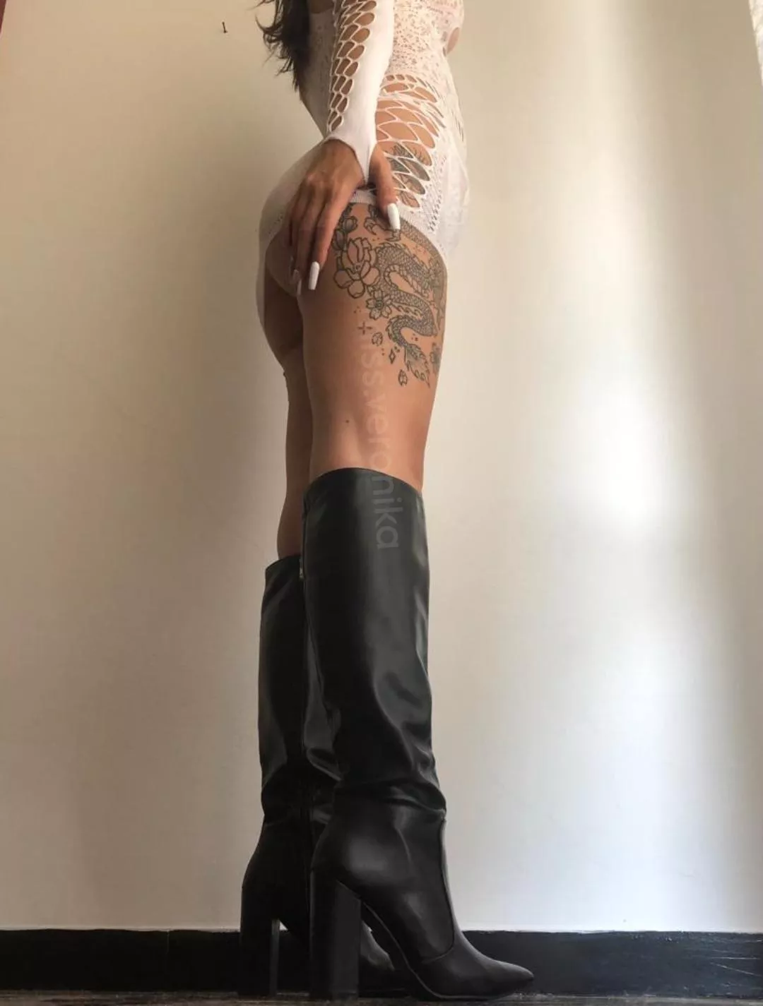 Your Queen in her magnificent leather boots😌