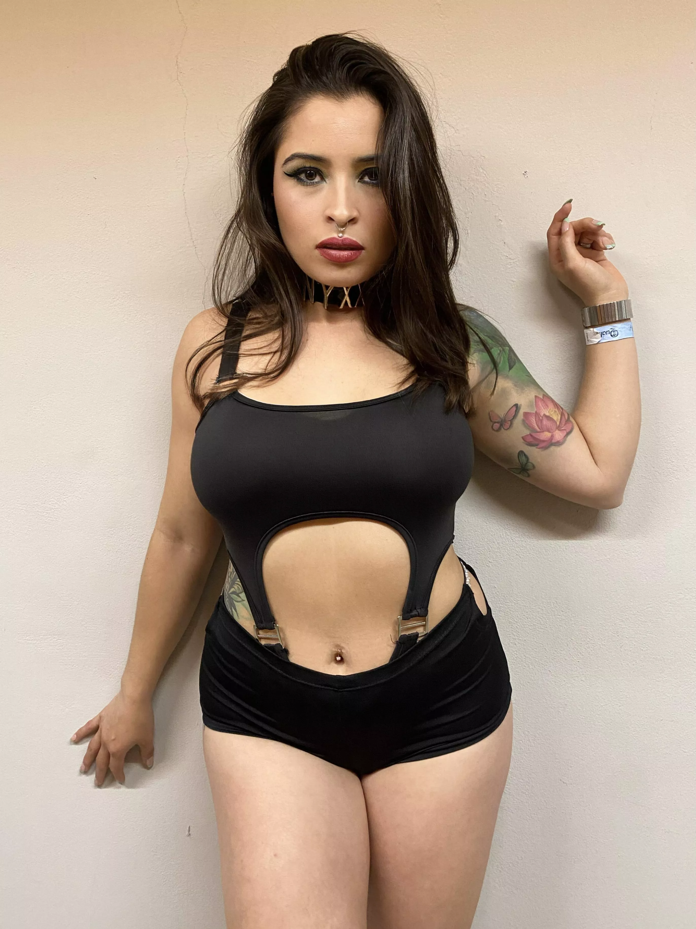 Do you like my outfit?🖤