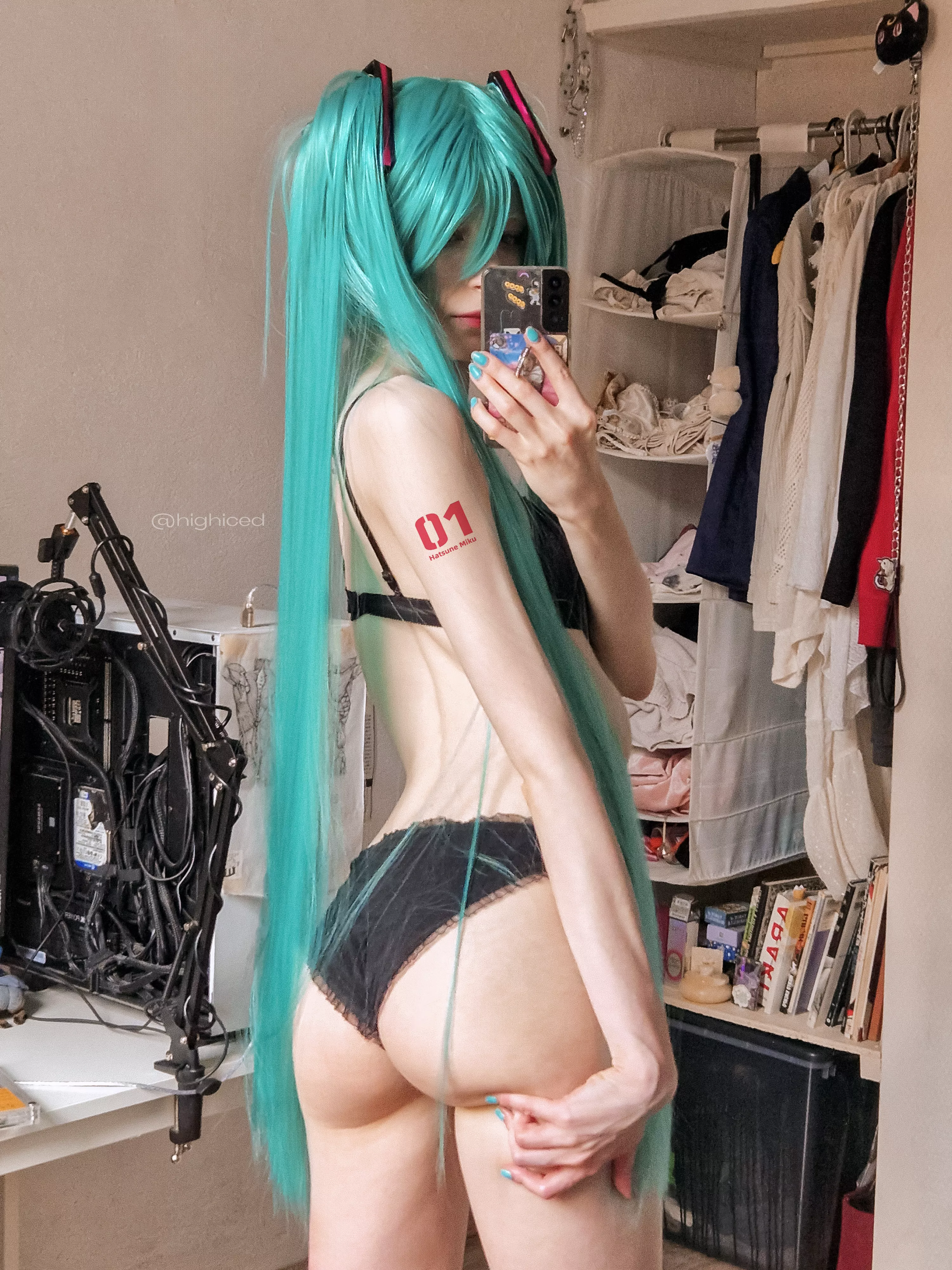 Hatsune Miku cosplay by Highiced