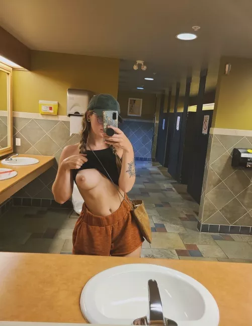 Hit me up for my snap-sparkley.67 💦