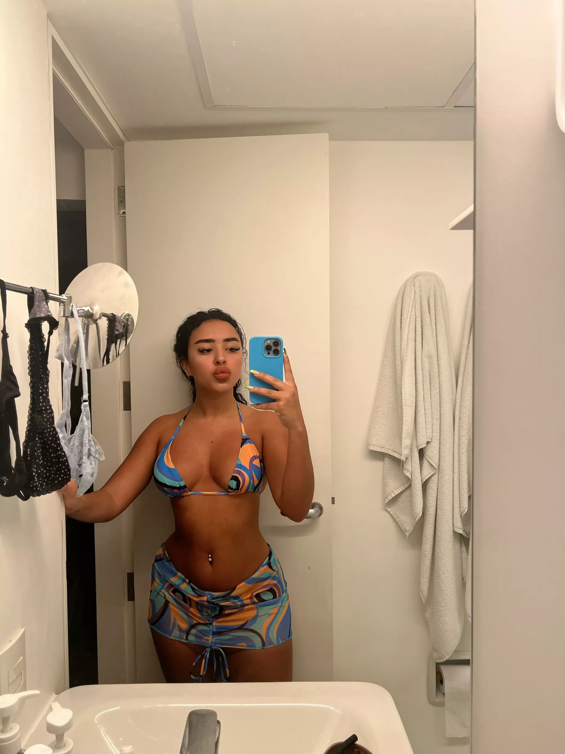 I'm not taking a mirror selfie, I'm just showing you my new phone case