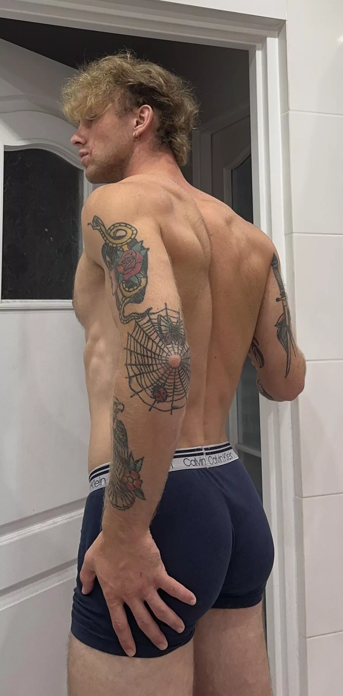 Say woof if u like muscle booties